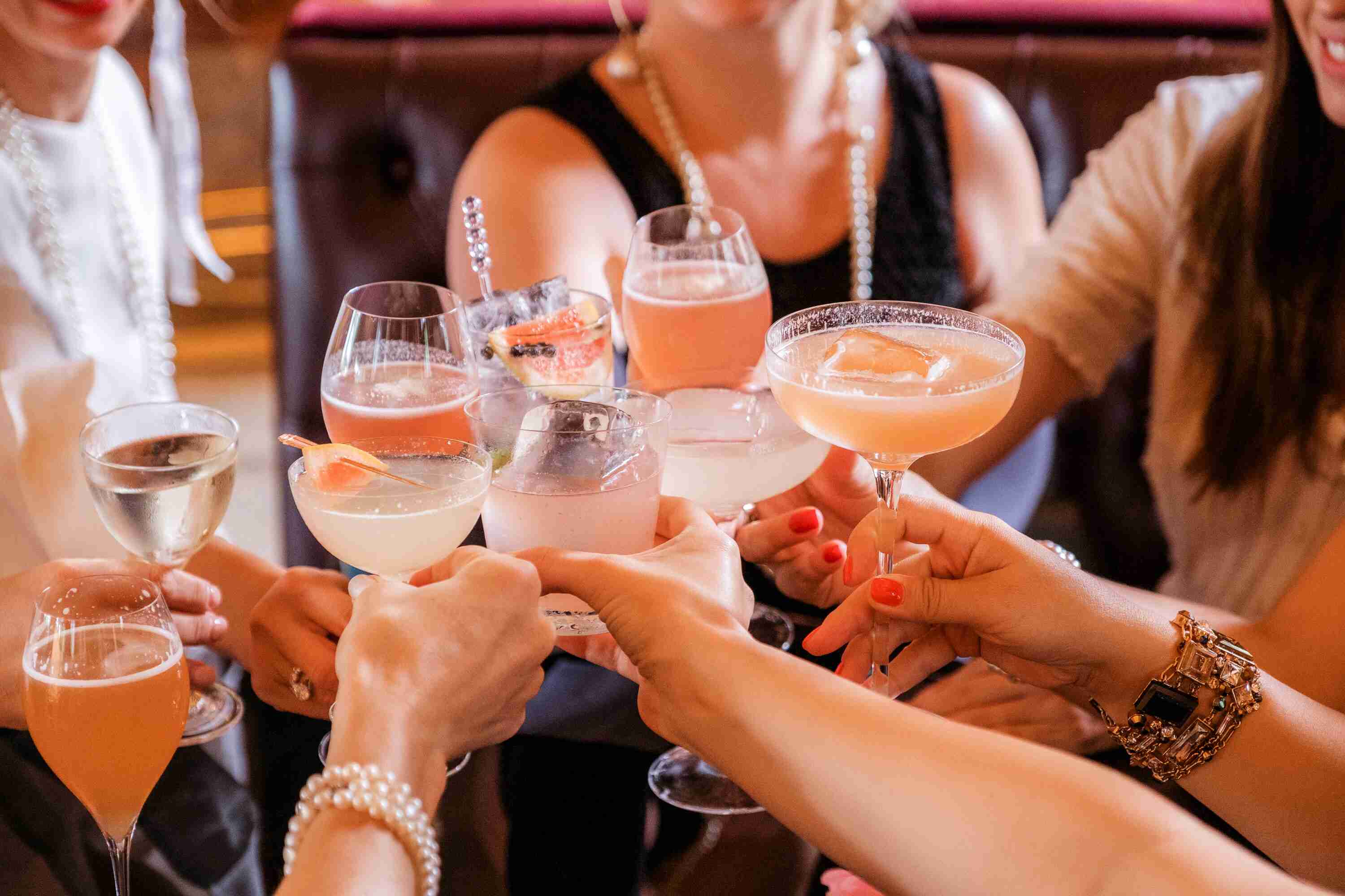  The Mixing Secret of Six Must-Try Cocktails Dominating 2024 Holiday Parties